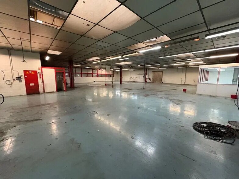 Local d'activités dans Vaulx-en-Velin à vendre - Photo du bâtiment - Image 2 de 6