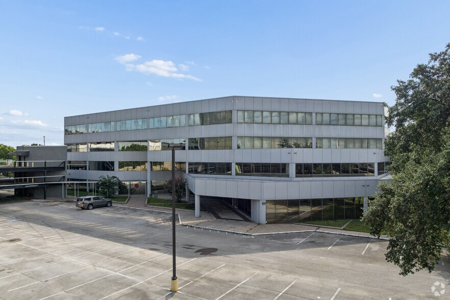 397 N Sam Houston Pky E, Houston, TX à louer - Photo du bâtiment - Image 1 de 31