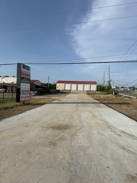 19181 Highway 105 W, Montgomery, TX à louer - Photo du bâtiment - Image 2 de 10