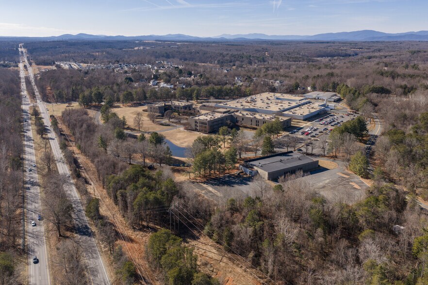 Route 29 Innovation Campus portefeuille de 5 propriétés à vendre sur LoopNet.ca - Photo du bâtiment - Image 1 de 2