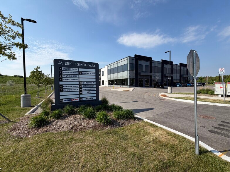 45 Eric T Smith Way, Aurora, ON à vendre - Photo du bâtiment - Image 1 de 9