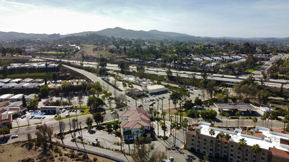 700 W El Norte Pky, Escondido, CA à louer - Photo du bâtiment - Image 3 de 7