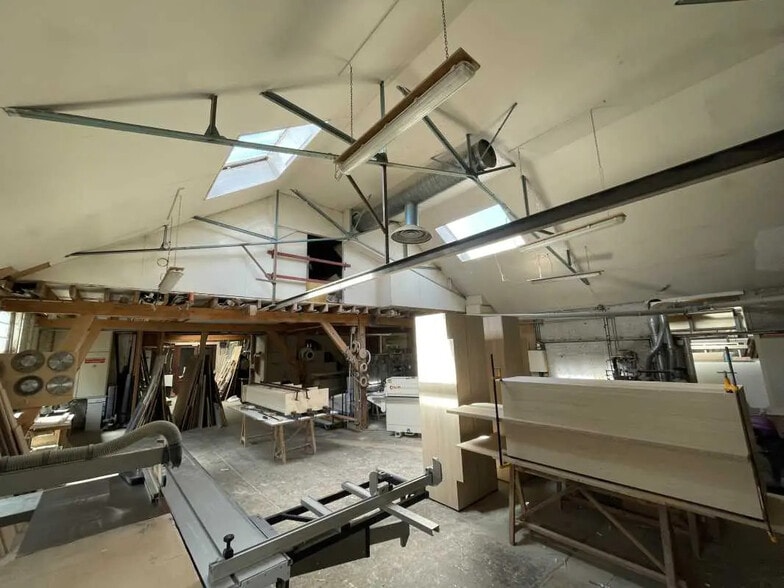 Office in Rouen for lease - Interior Photo - Image 2 of 8