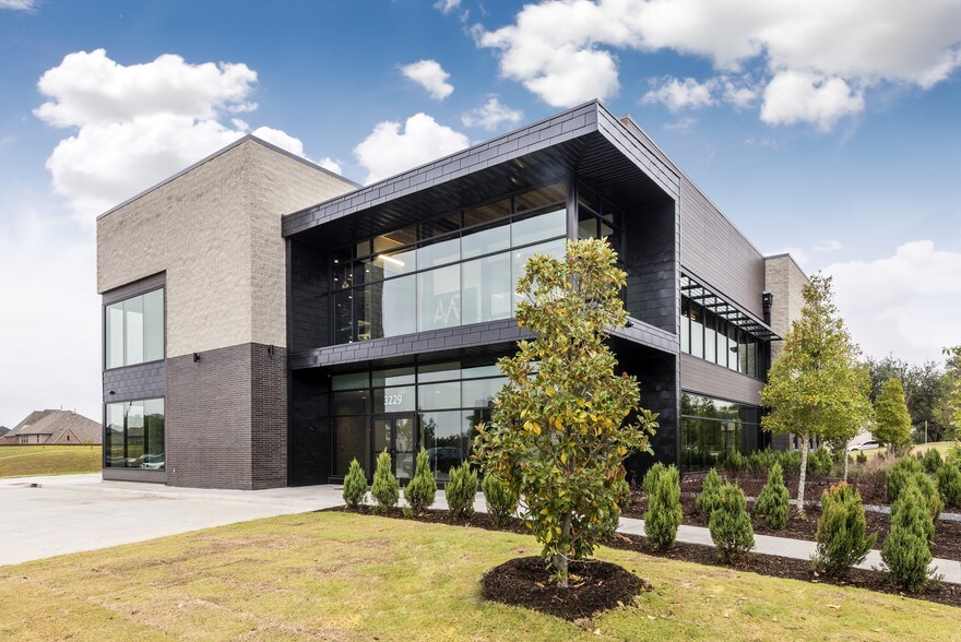 3229 Premier Dr, Irving, TX à louer - Photo du bâtiment - Image 3 de 9