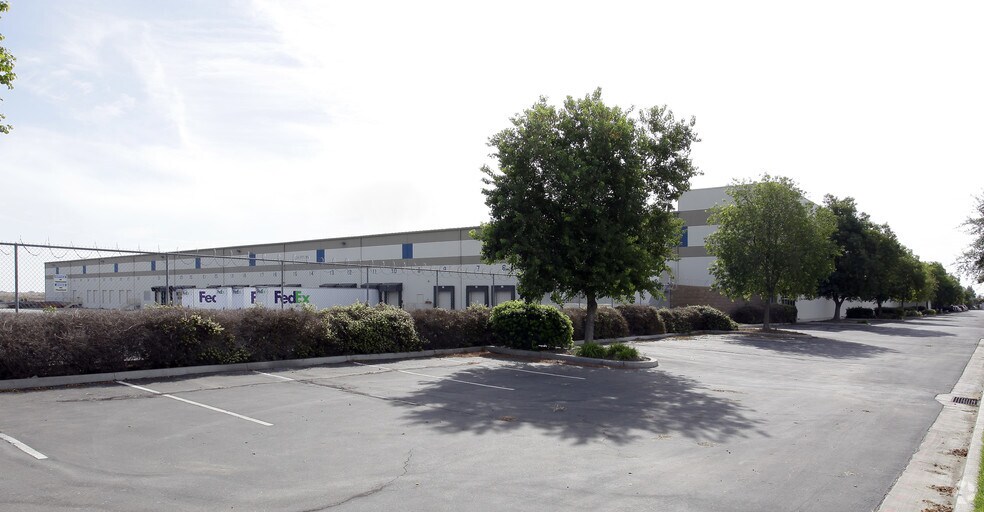 660 N Pioneer Ave, Woodland, CA à louer - Photo du bâtiment - Image 2 de 17