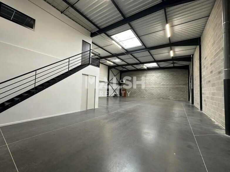 Office in Genas for lease - Interior Photo - Image 3 of 13