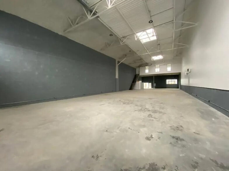 Industrial in Vaux-le-Pénil for lease - Interior Photo - Image 2 of 7