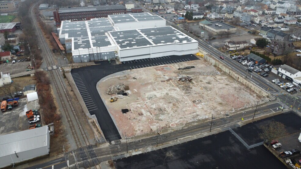 1195 Broad st, Central Falls, RI à vendre - Photo du bâtiment - Image 2 de 3