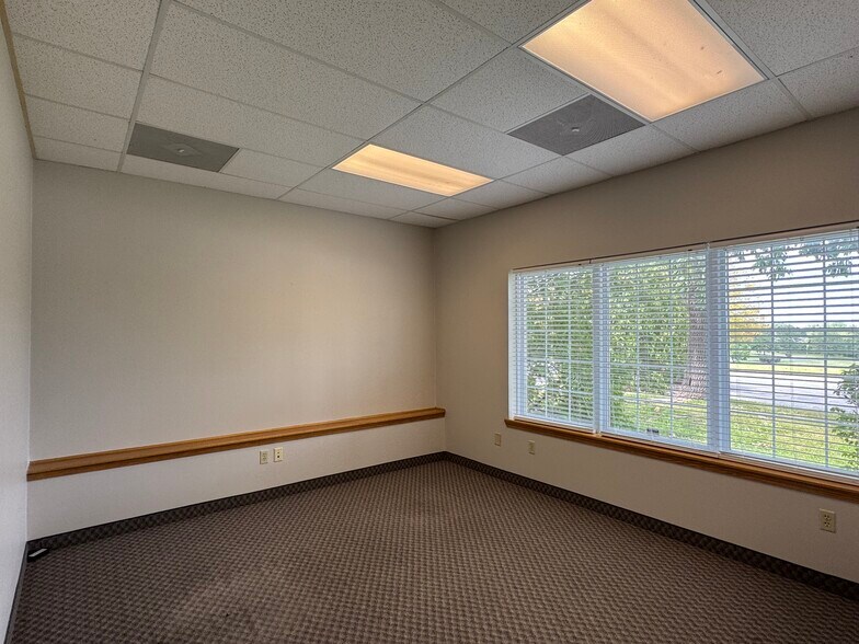 1604 NW Mock Ave, Blue Springs, MO à louer - Photo du bâtiment - Image 3 de 13