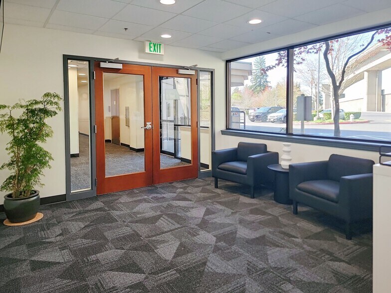 371 NE Gilman Blvd, Issaquah, WA à louer - Photo intérieure - Image 2 de 13