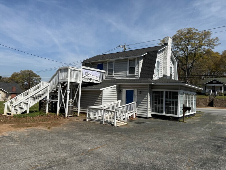 710 Laurens Rd, Greenville, SC à louer - Photo du bâtiment - Image 2 de 3