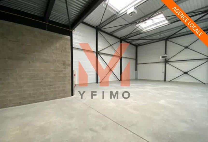 Flex in Louvres for lease - Building Photo - Image 3 of 7