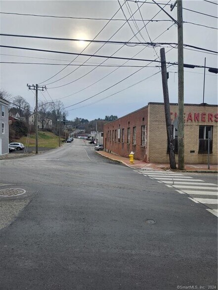 27 E Main St, Stafford Springs, CT à louer - Photo du bâtiment - Image 2 de 18