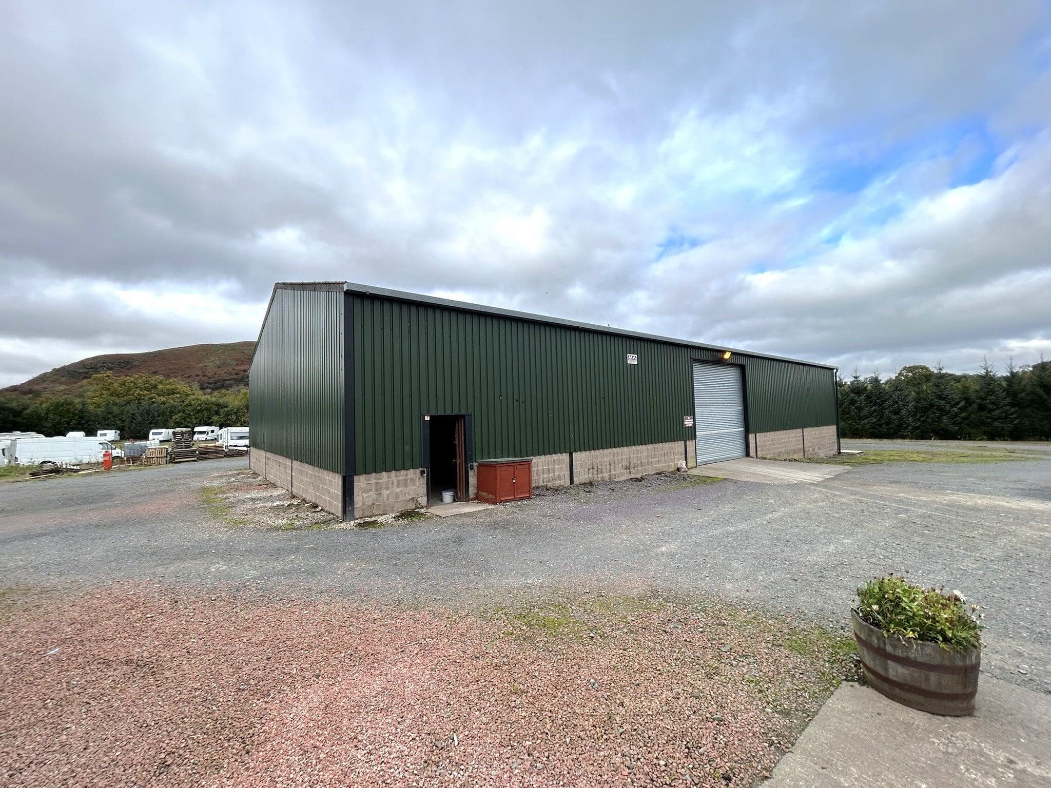 Camling, Thornhill for lease Primary Photo- Image 1 of 2