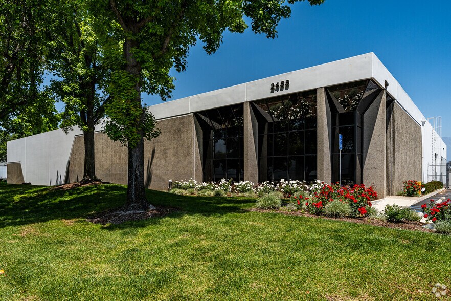 2455 E Francis St, Ontario, CA à vendre - Photo du bâtiment - Image 1 de 7