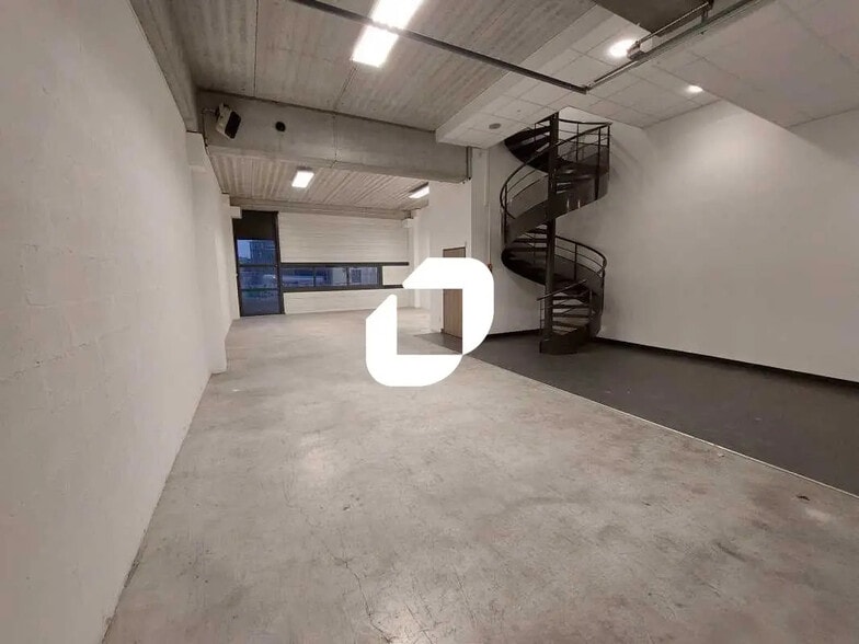 Flex in Saint-Denis for lease - Interior Photo - Image 3 of 12