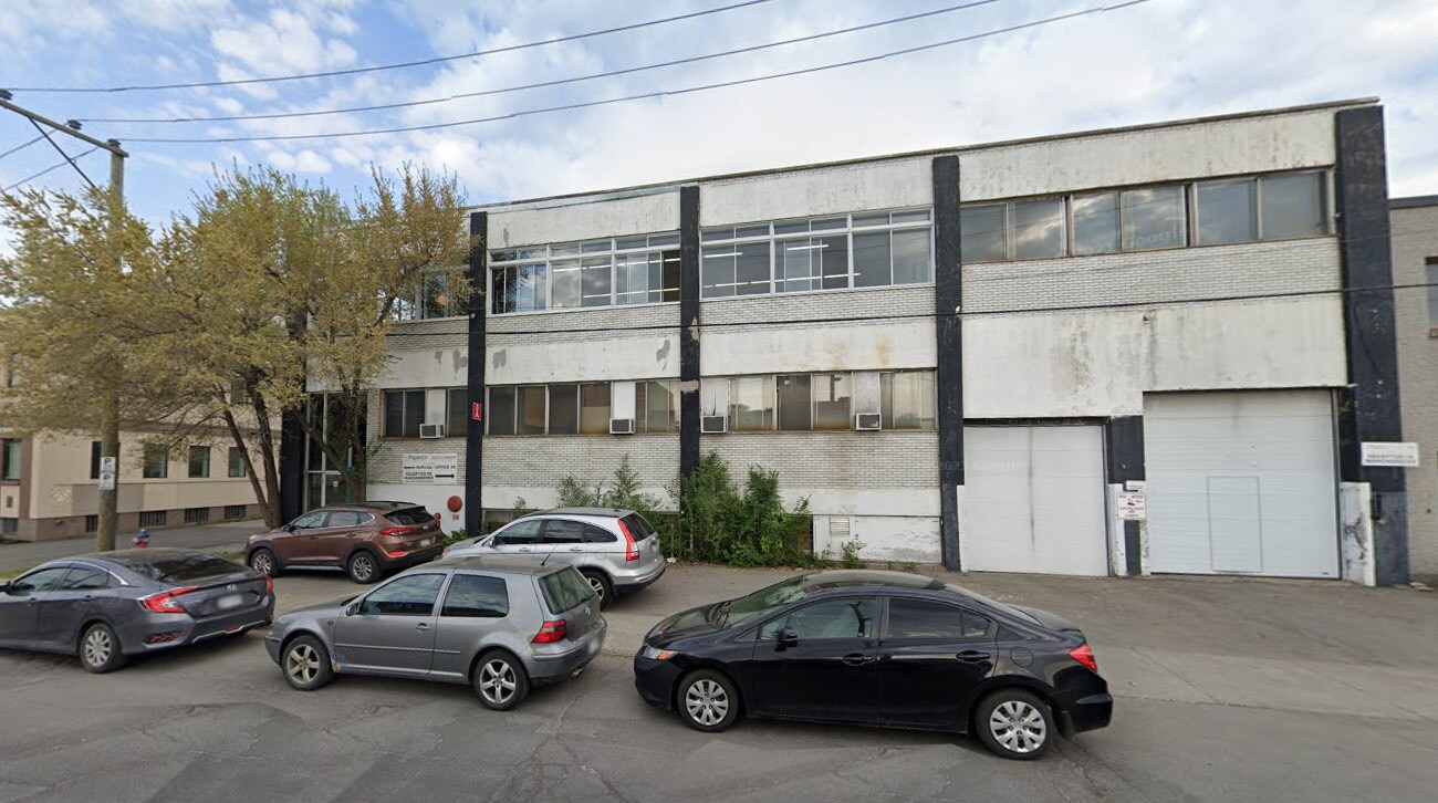 255 Av Dunbar, Mont-Royal, QC for lease Primary Photo- Image 1 of 2