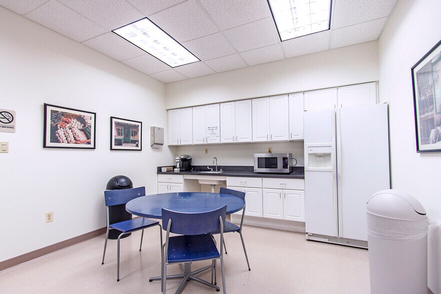 390 Amwell Rd, Hillsborough, NJ à louer - Photo intérieure - Image 3 de 14