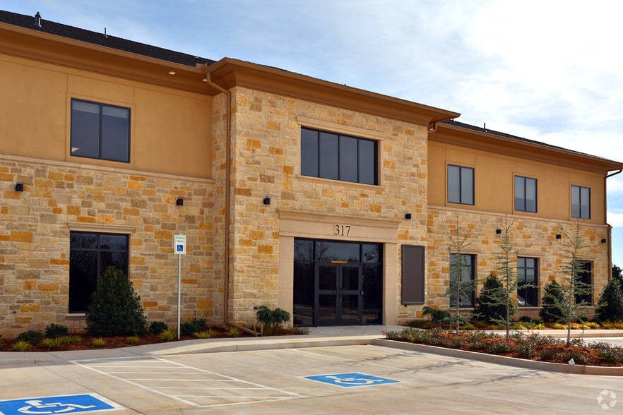 317 Lilac Dr, Edmond, OK for lease - Building Photo - Image 3 of 7