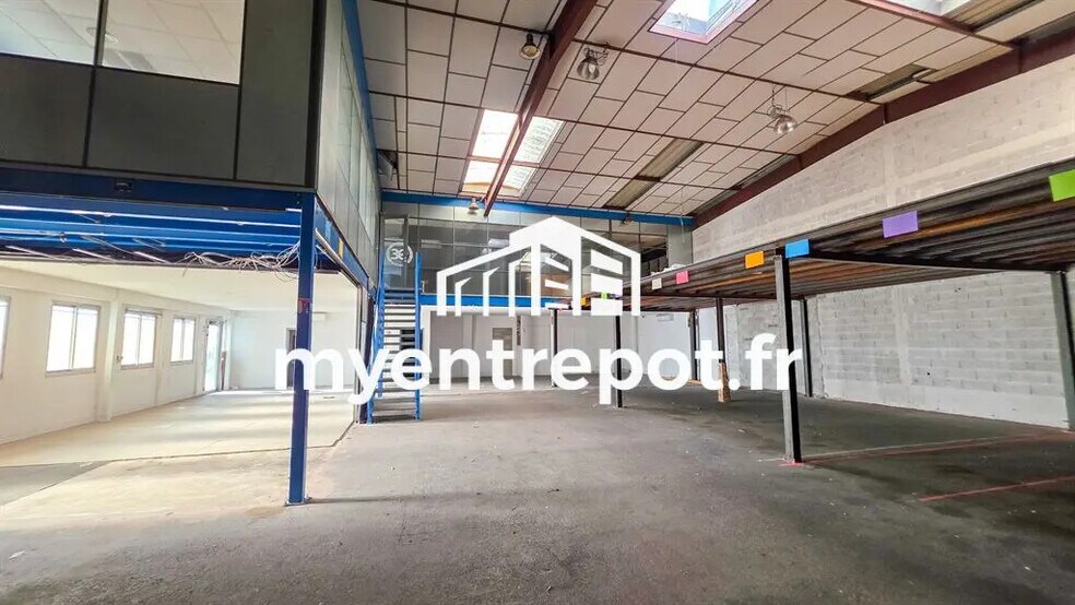 Flex in Vitrolles for lease - Interior Photo - Image 1 of 8