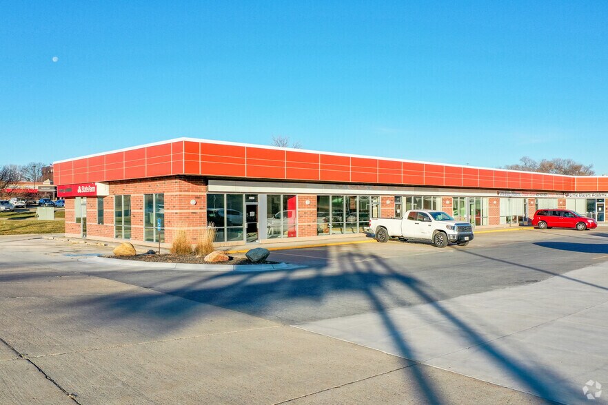 13042-13058 W Dodge Rd, Omaha, NE for lease - Building Photo - Image 3 of 6