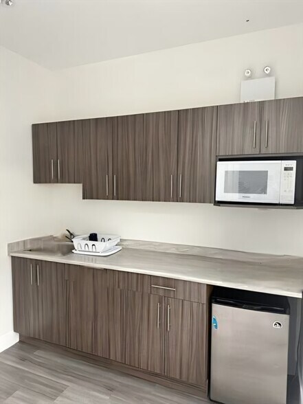 8078 128th St, Surrey, BC à louer - Photo du bâtiment - Image 2 de 13