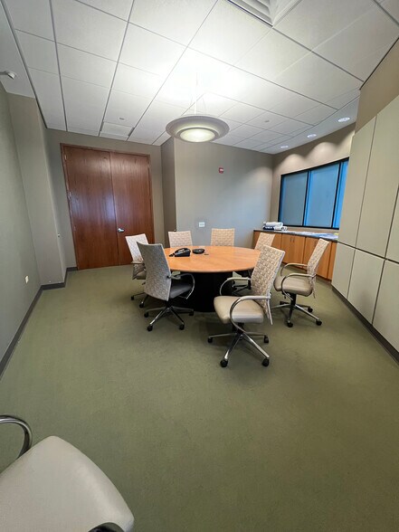 933 Tower Rd, Mundelein, IL à louer - Photo intérieure - Image 2 de 23