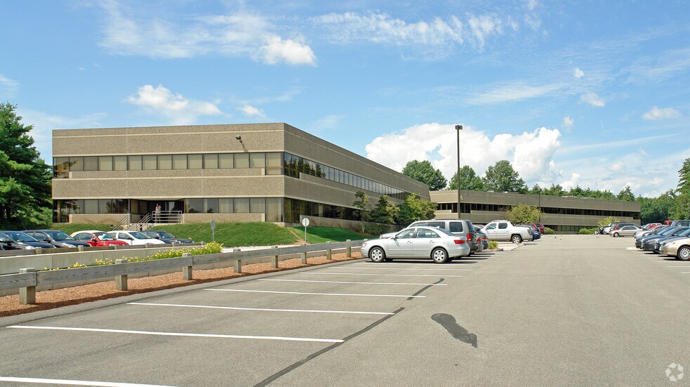 1 Bedford Farms Dr, Bedford, NH à louer - Photo du bâtiment - Image 2 de 12