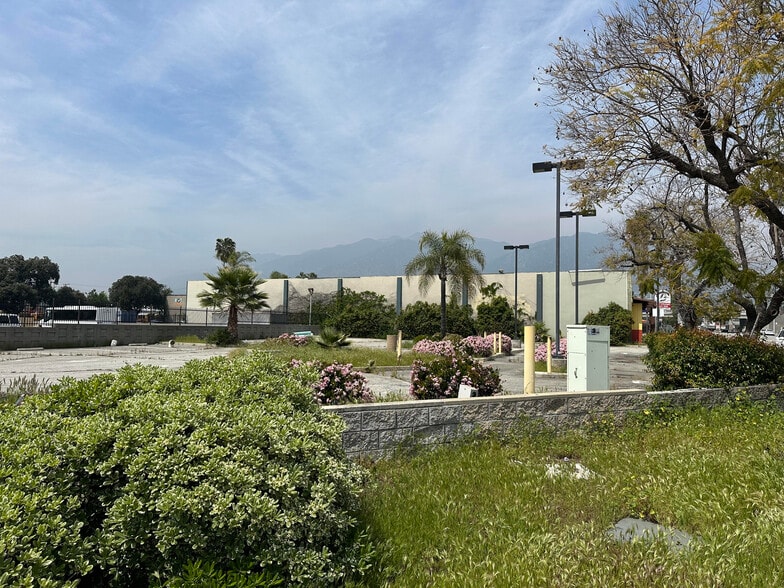 205 N Santa Anita Ave, Arcadia, CA à louer - Photo du bâtiment - Image 3 de 3
