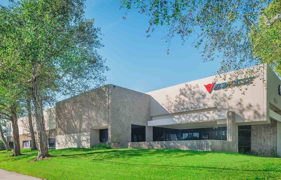 1001 Brioso Dr, Costa Mesa, CA à louer - Photo du bâtiment - Image 2 de 6