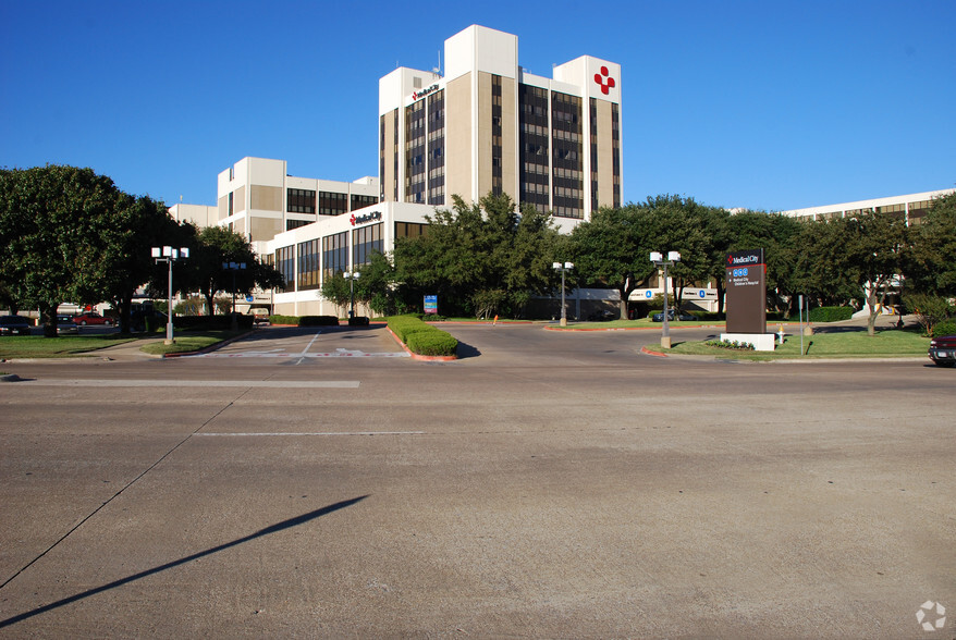 7777 Forest Ln, Dallas, TX à louer - Photo du b timent - Image 1 de 8