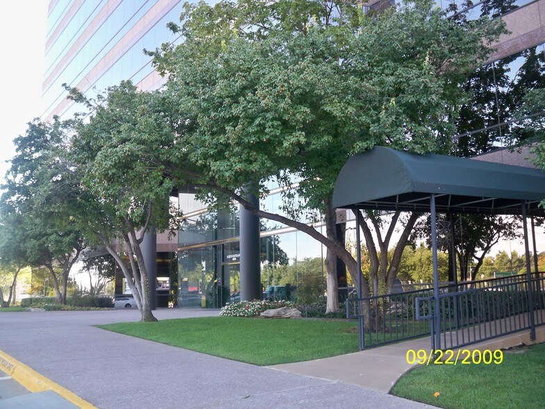 4200 E Skelly Dr, Tulsa, OK à louer - Photo du bâtiment - Image 2 de 13