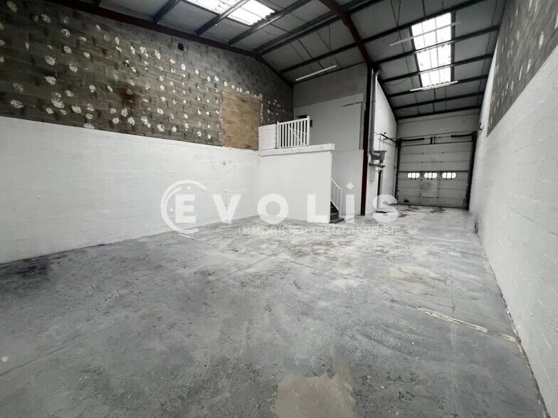 Flex in Lisses for lease - Building Photo - Image 1 of 9