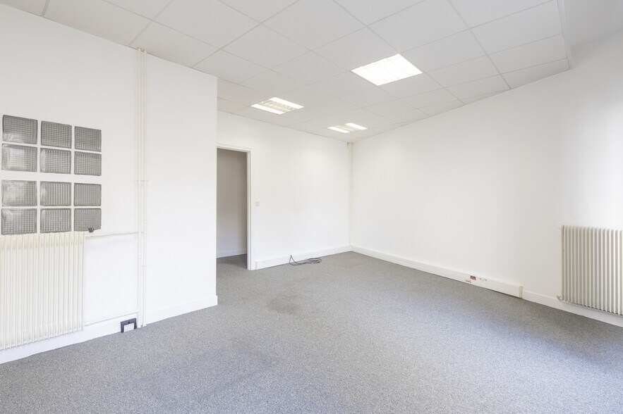 Office in Paris for lease - Building Photo - Image 3 of 9