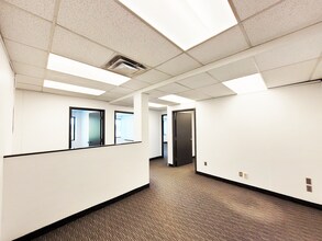 1680-1690 Woodward Dr, Ottawa, ON à louer Photo intérieure- Image 2 de 3