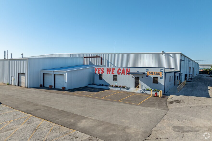 5210 Causeway Blvd, Tampa, FL à louer - Photo du bâtiment - Image 3 de 9