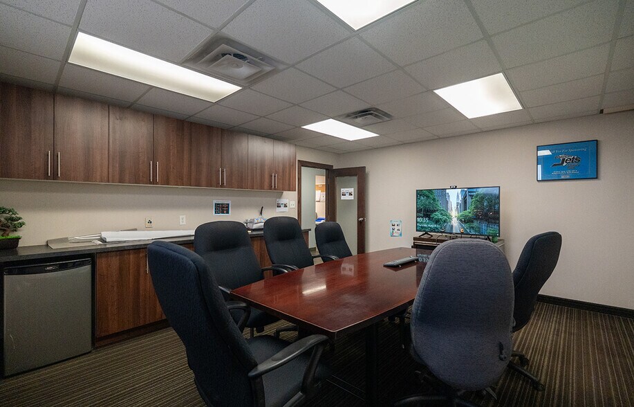 1395 Whyte Av, Winnipeg, MB à louer - Photo du bâtiment - Image 2 de 11