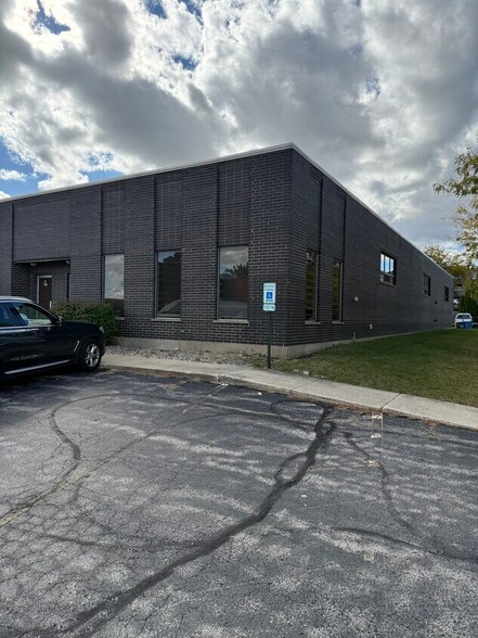 700-750 Bonnie Ln, Elk Grove Village, IL à vendre - Photo du bâtiment - Image 3 de 9