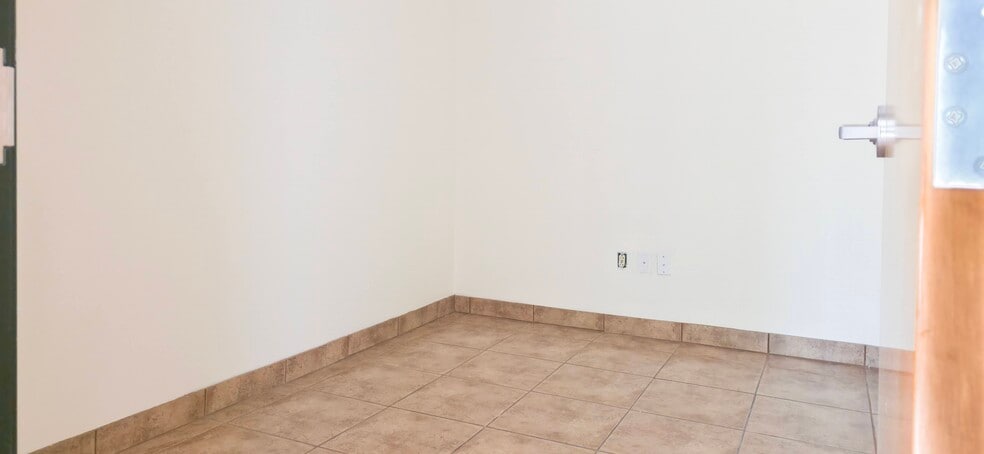 7678 E Greenway Rd, Scottsdale, AZ for lease - Building Photo - Image 3 of 13