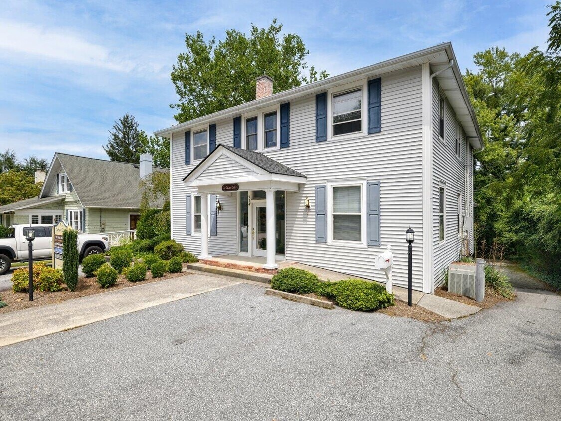 714 Oakland St, Hendersonville, NC à louer Photo principale- Image 1 de 7