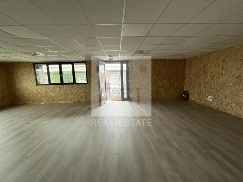 Bureau dans Saint-Bonnet-de-Mure à louer - Photo du bâtiment - Image 3 de 6