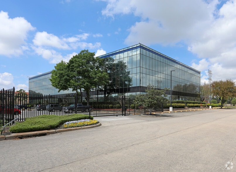 1300 N Sam Houston Pky E, Houston, TX for lease - Building Photo - Image 1 of 64