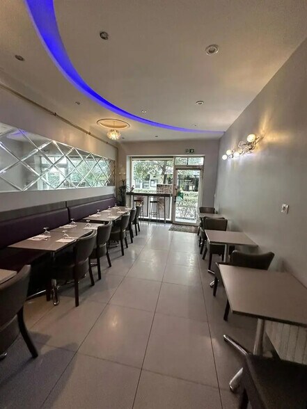 Retail in Neuilly-sur-Seine for lease - Interior Photo - Image 1 of 3