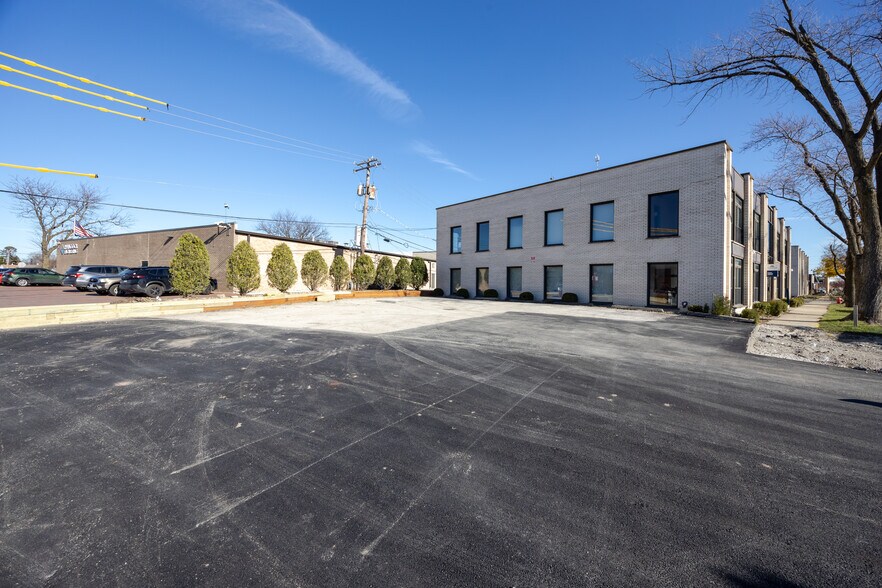 9930 Derby Ln, Westchester, IL à vendre - Photo du bâtiment - Image 2 de 15