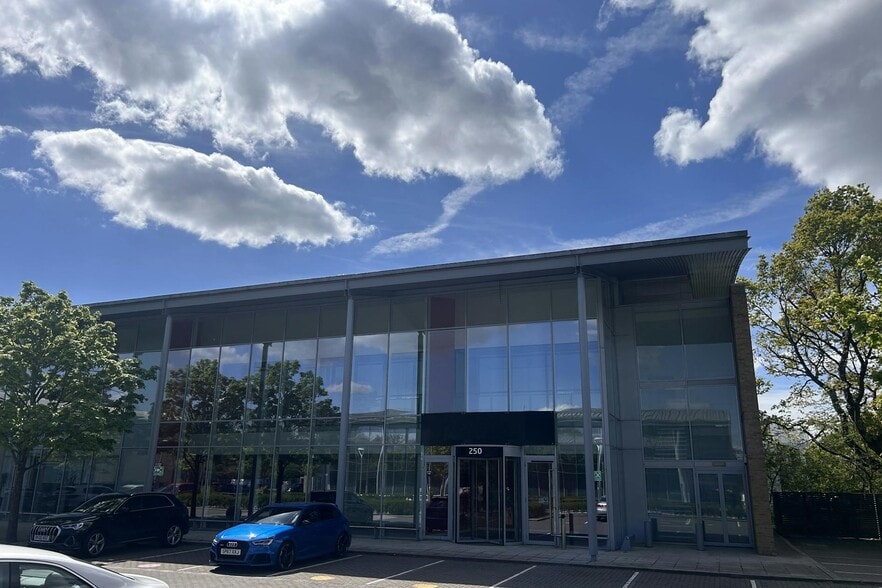 250-255 Wharfedale Rd, Wokingham for lease - Building Photo - Image 1 of 1