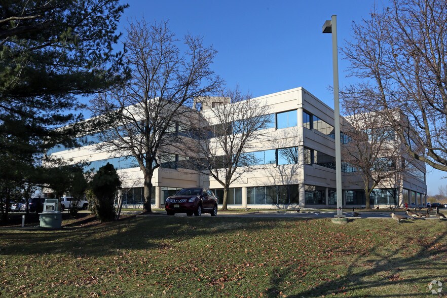 300 Stevens Dr, Lester, PA à louer - Photo du bâtiment - Image 2 de 19