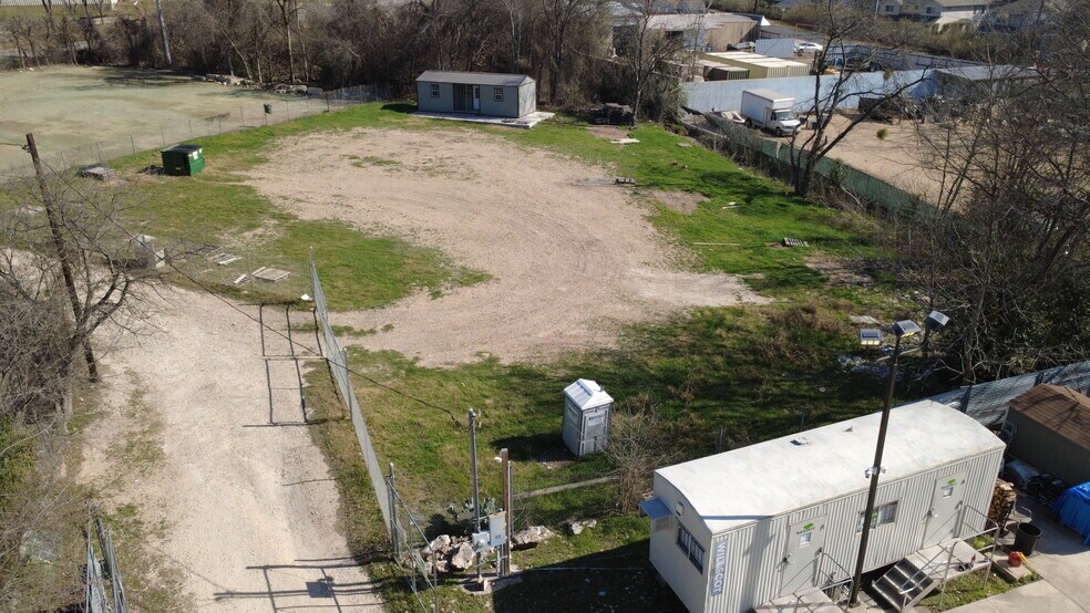 2031 1/2 West Howard Lane Ln, Austin, TX à louer - Photo du bâtiment - Image 2 de 3