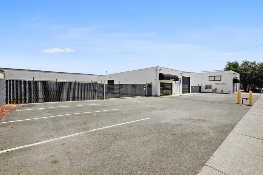 2475 Bluebell Dr, Santa Rosa, CA for lease - Primary Photo - Image 1 of 73