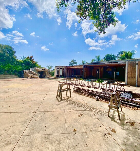 16351 Sloan Dr, Los Angeles, CA à vendre - Photo du bâtiment - Image 2 de 5