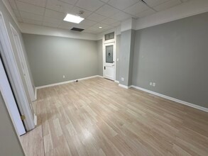 306 S Washington Ave, Royal Oak, MI à louer Photo intérieure- Image 1 de 4